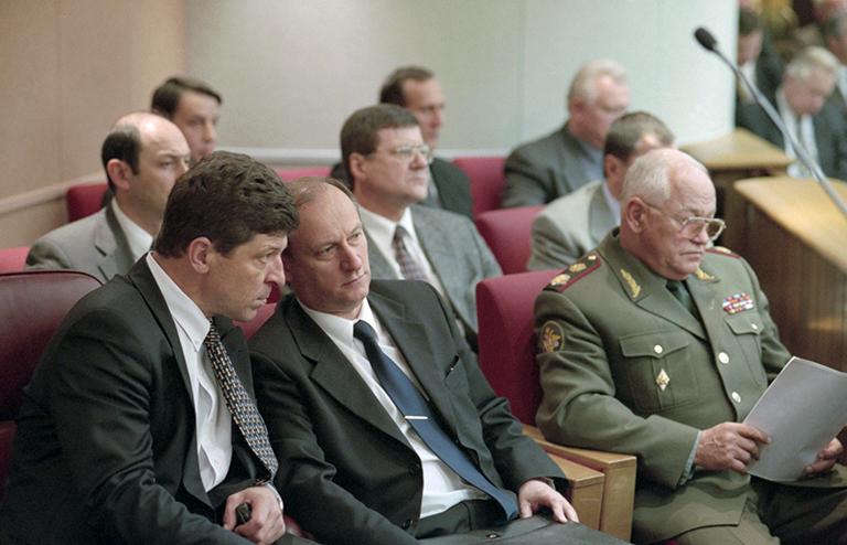 На фото: руководитель аппарата Правительства Дмитрий Козак, директор Федеральной службы безопасности Николай Патрушев и министр обороны России Игорь Сергеев (слева направо) в зале заседаний