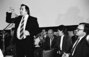 На фото: писатель Александр Проханов во время выступления на вечере в кинотеатре "Горизонт", 1992