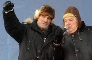 На фото: журналист Александр Проханов (справа) на митинге в поддержку Владимира Путина, 2012