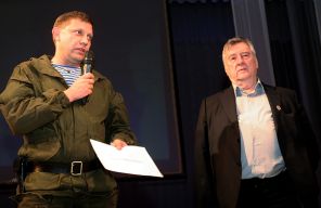 На фото: премьер-министр ДНР Александр Захарченко и российский писатель Александр Проханов (слева направо) в драматическом театре, 2014