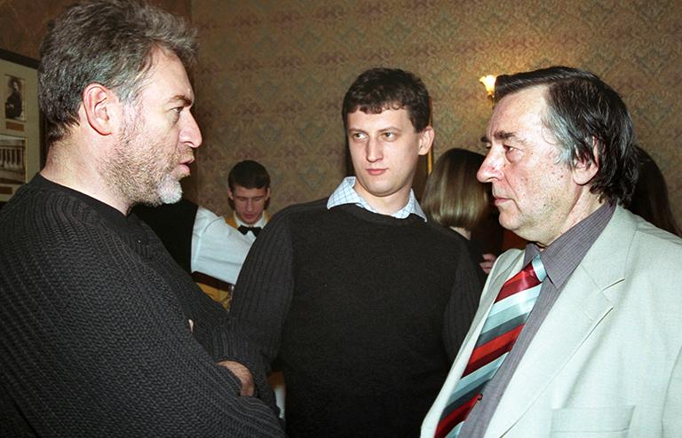 На фото: критик Артемий Троицкий (на снимке слева) и члены Малого жюри Российской национальной литературной премии "Национальный бестселлер" критик Лев Данилкин (в центре) и писатель Александр Проханов (справа), 2003