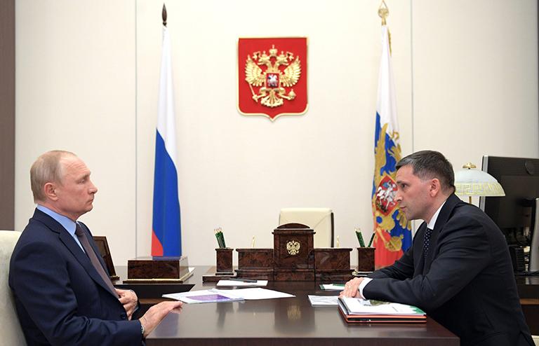 На фото: президент России Владимир Путин (слева) и министр природных ресурсов и экологии России Дмитрий Кобылкин во время встречи в резиденции Ново-Огарево
