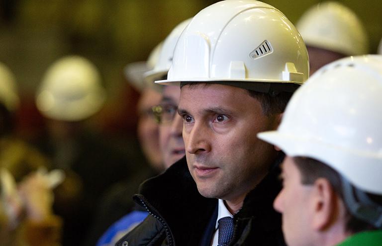 На фото: министр природных ресурсов и экологии РФ Дмитрий Кобылкин во время посещения завода "Челябинский завод по производству коксохимической продукции" (ООО "Мечел-Кокс")