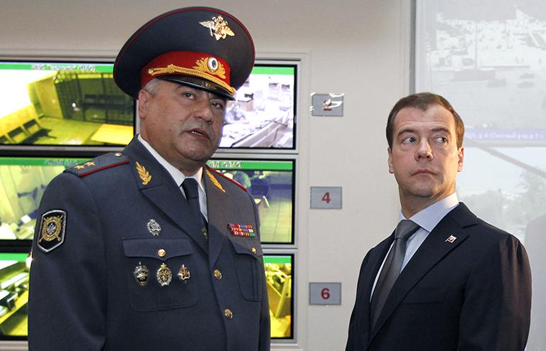 На фото: начальник ГУВД Москвы Владимир Колокольцев и президент РФ Дмитрий Медведев (слева направо) в главном управлении МВД РФ по Москве, 2011