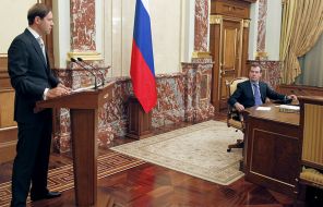 На фото: министр промышленности и торговли РФ Денис Мантуров и премьер-министр РФ Дмитрий Медведев (слева направо) во время заседания правительства РФ