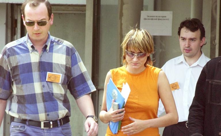 На фото: певица Земфира (в центре) у здания МГУ, где она сдает экзамены на философский факультет