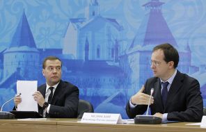 На фото: премьер-министр РФ Дмитрий Медведев и министр культуры РФ Владимир Мединский (слева направо)