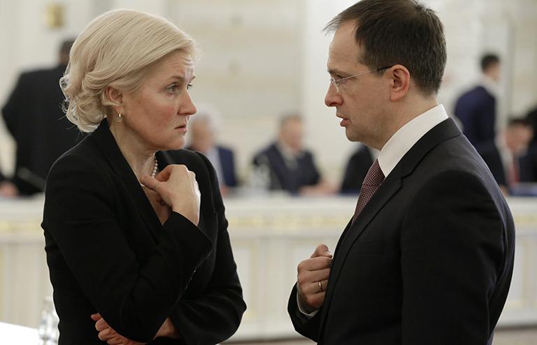 На фото: вице-премьер РФ Ольга Голодец и министр культуры РФ Владимир Мединский перед началом заседания Государственного совета, 2015