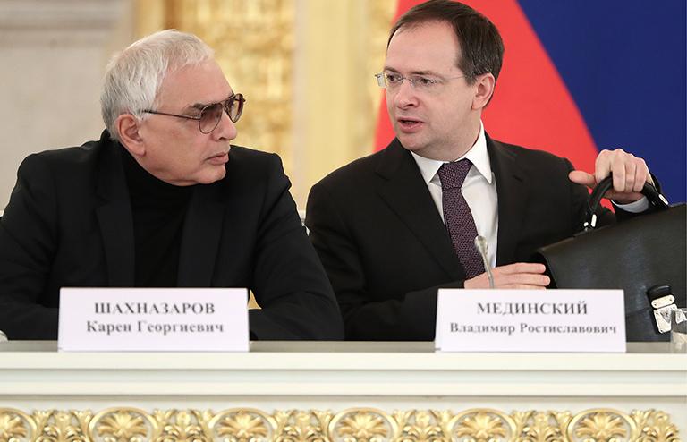 На фото: режиссер Карен Шахназаров и министр культуры РФ Владимир Мединский (слева направо) перед началом заседания Совета при президенте РФ по культуре и искусству в Кремле