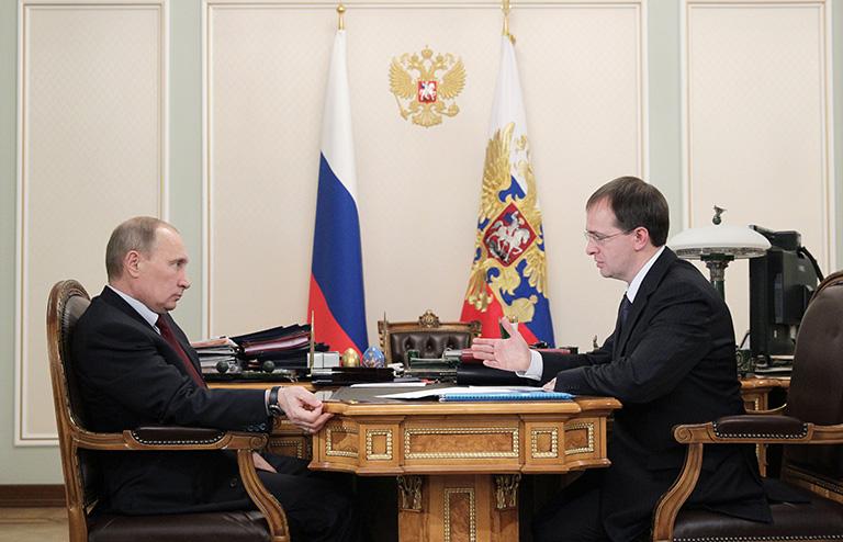 На фото: президент России Владимир Путин и министр культуры РФ Владимир Мединский (слева направо)