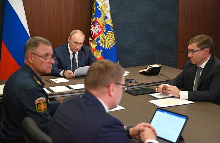 На фото: президент РФ Владимир Путин (в центре на втором плане) во время совещания, слева направо: министр РФ по делам гражданской обороны, чрезвычайным ситуациям и ликвидации последствий стихийных бедствий Евгений Зиничев, губернатор Челябинской области Алексей Текслер и полномочный представитель президента РФ в Уральском федеральном округе Владимир Якушев