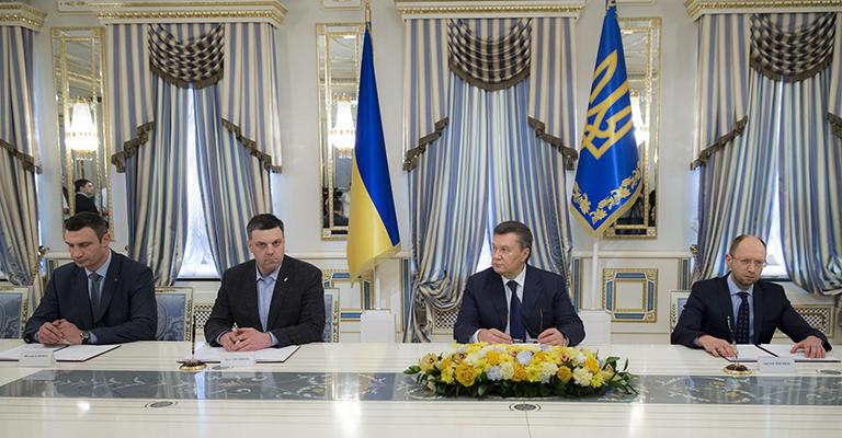 На фото: Виталий Кличко, Олег Тягнибок, президент Украины Виктор Янукович и Арсений Яценюк (слева направо) во время подписания соглашения после заседания по урегулированию ситуации между президентом Украины и лидерами оппозиции, 2014