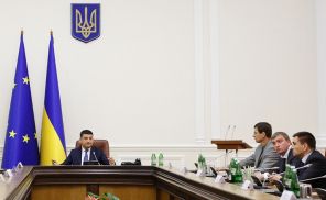 На фото: врио премьер-министра Украины Владимир Гройсман (слева) во время заседания кабинета министров, 2014