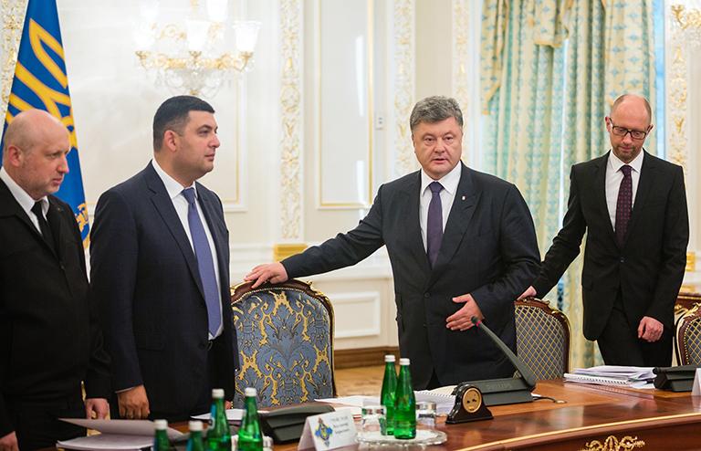 На фото: секретарь СНБО Украины, лидер фракции "Народный фронт" Александр Турчинов, спикер Верховной рады Украины Владимир Гройсман, президент Украины Петр Порошенко, премьер-министр Украины Арсений Яценюк (слева направо) перед началом заседания Совета национальной безопасности и обороны Украины, на котором принят проект новой военной доктрины страны, 2015