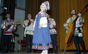 На фото: 8-летняя Пелагея Ханова во время выступления