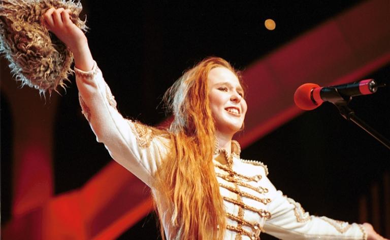 На фото: Пелагея исполняет русскую народную песню "Любо, братцы, любо"