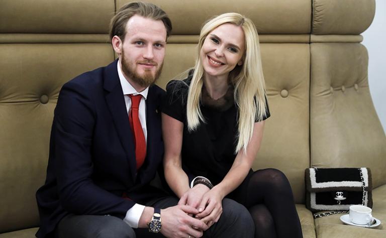 На фото: олимпийский чемпион по хоккею Иван Телегин и его супруга певица Пелагея