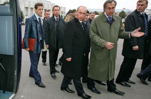 На фото: президент России Владимир Путин (слева на первом плане), начальник личной охраны президента РФ, генерал-полковник Виктор Золотов (слева направо на втором плане), 2006