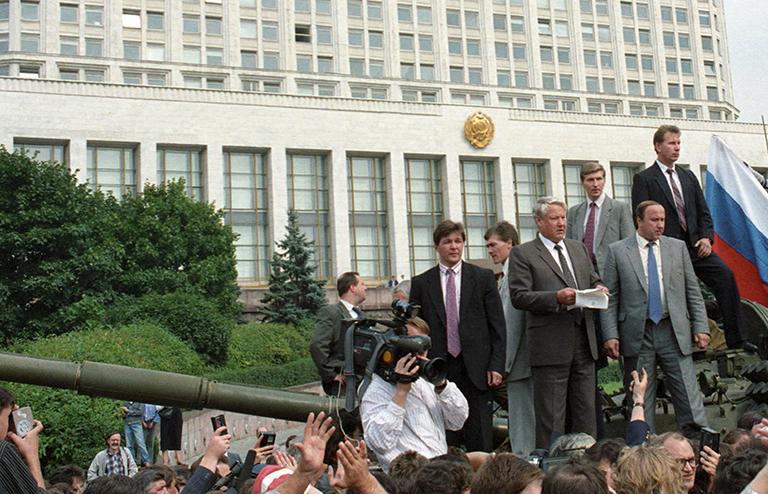 На фото: Виктор Золотов (справа) на танке, стоящем у здания Верховного Совета РСФСР на Краснопресненской набережной, во время обращения Б.Н. Ельцина к народу после объявления о введении в стране чрезвычайного положения