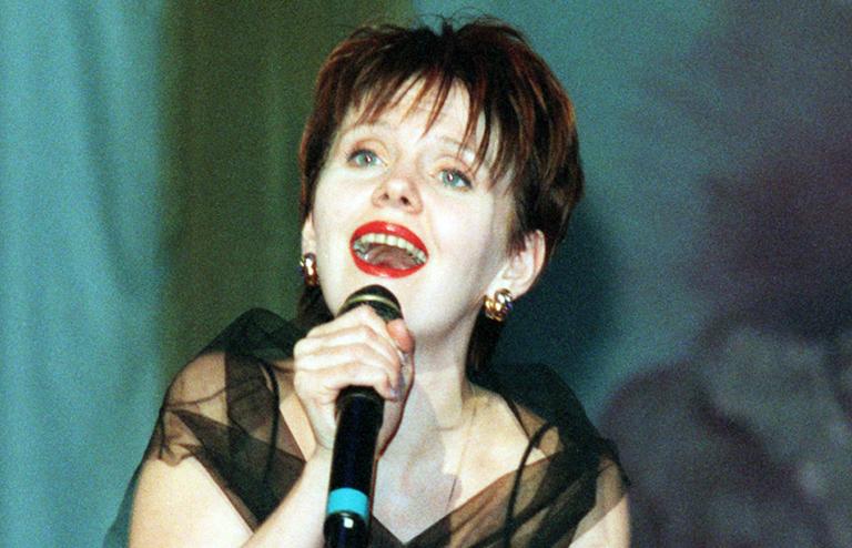 На фото: эстрадная певица Валерия, 1999