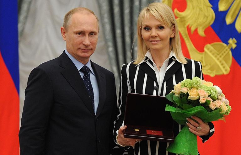 На фото: президент России Владимир Путин и певица Валерия на церемонии вручения государственных наград в области науки и культуры в Кремле, 2014