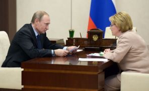 На фото: президент России Владимир Путин и министр здравоохранения РФ Вероника Скворцова во время встречи