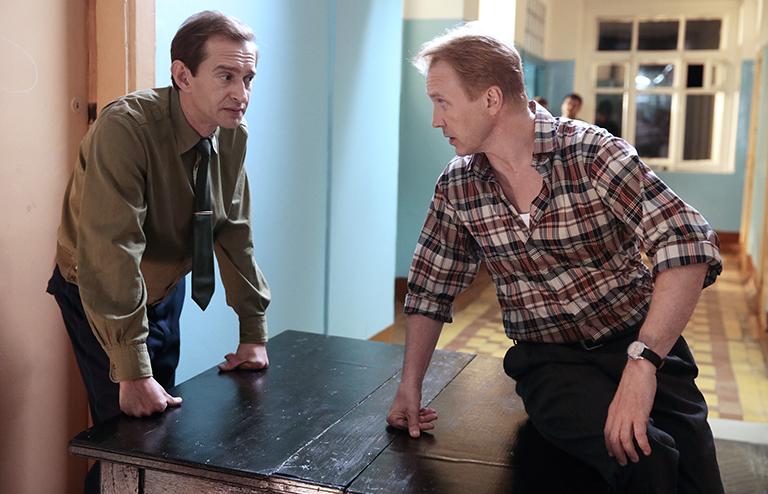 На фото: актеры Константин Хабенский и Евгений Миронов (слева направо) на съемках фильма режиссера Юрия Быкова "Время первых", 2015