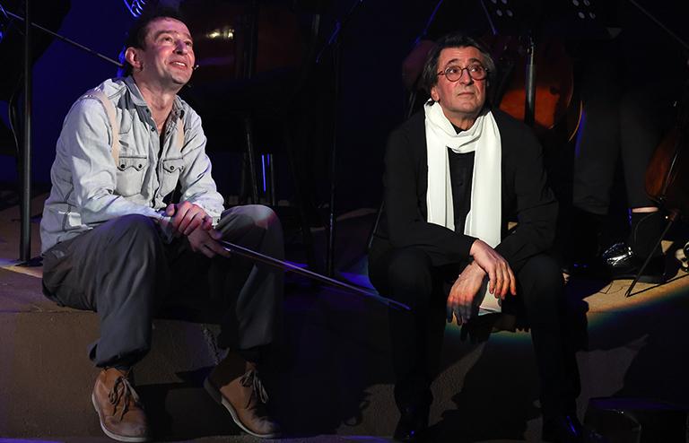 На фото: Константин Хабенский и художественный руководитель, главный дирижер ансамбля "Солисты Москвы" Юрий Бешмет (слева направо) в сцене из спектакля "Не покидай свою планету" режиссера Виктора Крамера по повести Антуана де Сент-Экзюпери "Маленький принц" в театре "Современник", 2022