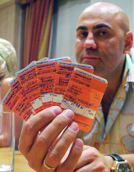 На фото: Иосиф Пригожин - муж и продюсер певицы Валерии - показывает посадочные талоны во время пресс-конференции в Бишкеке, обвиняя авиакомпанию в срыве концерта, 2004 год.