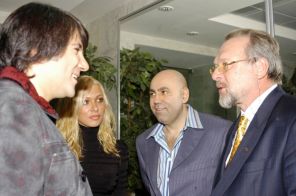 На фото: Иосиф Пригожин, Авраам Руссо, Павел Гусев на музыкальной премии «Золотой Граммофон», 2004 год.