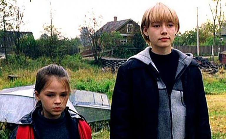 На фото: Катя Горина и Оксана Акиньшина в фильме "Сестры"