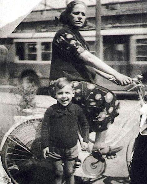 На фото: Адриано Челентано в детстве