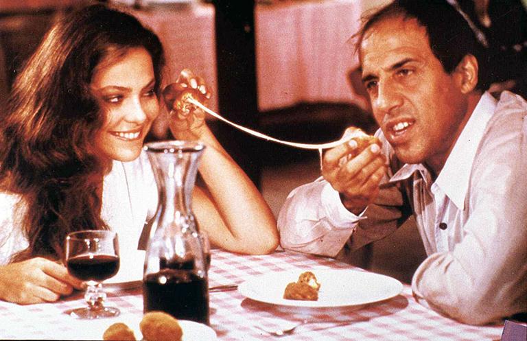 На фото: Адриано Челентано и Орнелла Мути в фильме "Безумно влюблённый", 1981 год