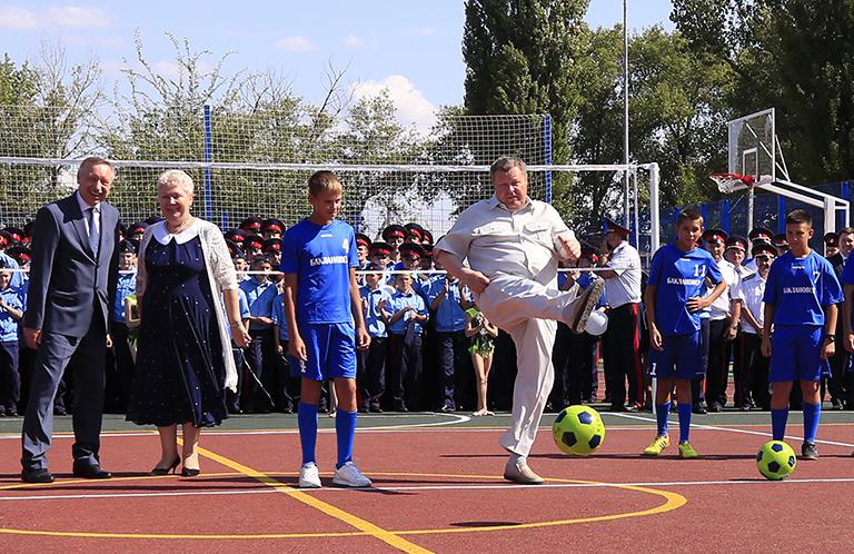 На фото: председатель Совета при президенте РФ по делам казачества, полномочный представитель президента РФ в Центральном федеральном округе Александр Беглов, министр образования и науки РФ Ольга Васильева (слева направо) и полномочный представитель президента РФ в Южном федеральном округе Владимир Устинов (справа на первом плане) во время осмотра спортивной площадки Шахтинского казачьего кадетского корпуса. Шахтинский генерала Я.П.Бакланова казачий кадетский корпус стал победителем смотра-конкурса на звание "Лучший кадетский корпус" в 2017 году, ему вручено переходящее знамя президента РФ, 2017 год