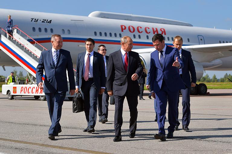 На фото: полномочный представитель президента РФ в Центральном федеральном округе Александр Беглов, президент России Владимир Путин и временно исполняющий обязанности губернатора Ярославской области Дмитрий Миронов (слева направо на первом плане) во время встречи в аэропорту, 2017 год