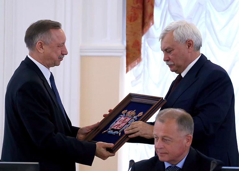 На фото: экс-губернатор Санкт-Петербурга, председатель совета директоров Объединенной судостроительной корпорации Георгий Полтавченко и временно исполняющий обязанности губернатора Санкт-Петербурга Александр Беглов (справа налево) во время на церемонии представления членам правительства Санкт-Петербурга в Смольном дворце, 2018 год