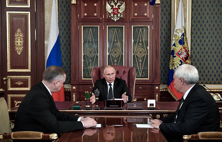 На фото: полномочный представитель президента РФ в Северо-Западном федеральном округе Александр Беглов, назначенный временно исполняющим обязанности губернатора Санкт-Петербурга, президент РФ Владимир Путин и Георгий Полтавченко, освобожденный от должности губернатора Санкт-Петербурга (слева направо), во время встречи, 2018 год