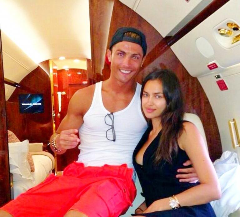 На фото: Криштиану Роналду и его девушка-модель Ириан Шейк на частном самолёте. Футболист написал в Твиттере: «Наслаждаюсь отпуском», 2013 год.