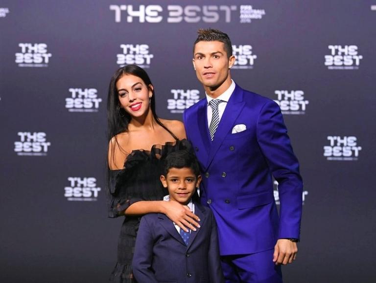 На фото: Криштиану Роналду (справа, Real Madrid / Portugal) со своей новой девушкой Джорджиной Родригес и сыном Криштиану Роналду-младшим (в центре), 2017 год.