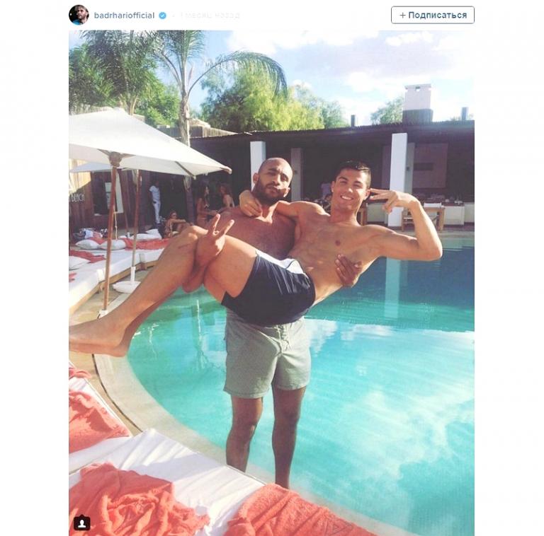 На фото: футболист Криштиану Роналду с маррокканским кикбоксером Бадром Хари.