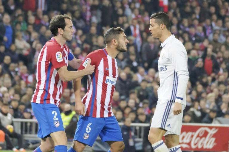 На фото: Коке Годин и Криштиану Роналду из «Реала» во время матча Ла Лиги между «Атлетико Мадрид» и «Реал Мадрид» на стадионе «Висенте Кальдерон», Мадрид, Испания, 2016 год.