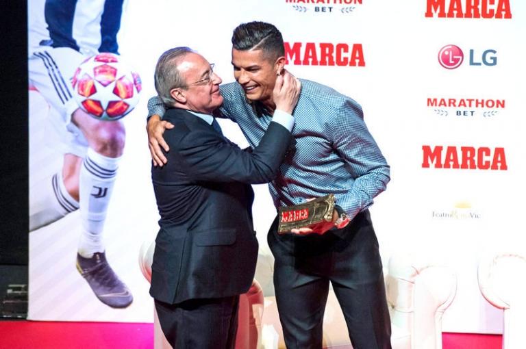 На фото: Флорентино Перес и Криштиану Роналду на церемонии вручения премии Brand Legend Award в театре королевы Виктории, Мадрид, Испания, 2019 год.