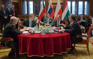 На фото: на встрече на высшем уровне в Будапеште во вторник. V4 - это группа по интересам, состоящая из Чешской Республики, Венгрии, Польши и Словакии в рамках ЕС, Премьер-министр Венгрии Виктор Орбан (справа), 2014