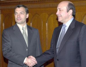На фото: Игорь Иванов (справа) и Виктор Орбан перед началом переговоров