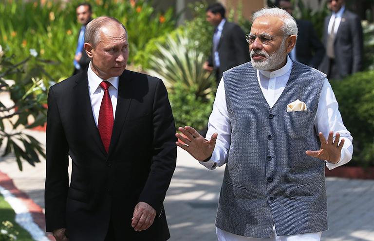 На фото: президент РФ Владимир Путин и премьер-министр Индии Нарендра Моди (слева направо) во время встречи в гостинице "Тадж Экзотик", 2016