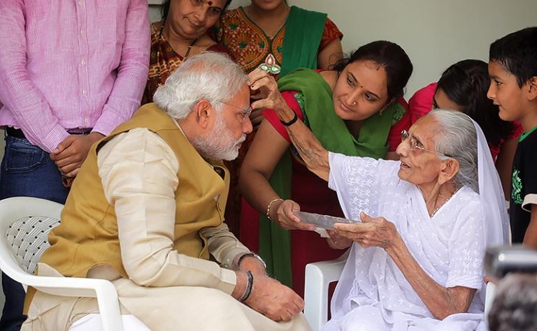 На фото: Нарендра Моди со своей матерью Хирабен