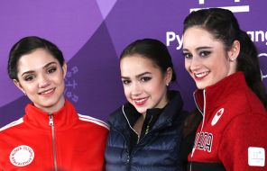  На фото: Евгения Медведева, Алина Загитова и Кейтлин Осмонд из Канады, тройка лидеров после короткой программы в женском одиночном катании на ледовой арене Каннын во время зимних Олимпийских игр 2018 года в Пхенчхане
