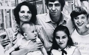 На фото: Павел Прилучный, отец Валерий Дэль, мать Любовь Юрьевна Прилучная, брат Сергей и сестра Елена