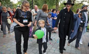 На фото: актеры Лариса Луппиан и Михаил Боярский с внуком Андреем Матвеевым (на первом плане)