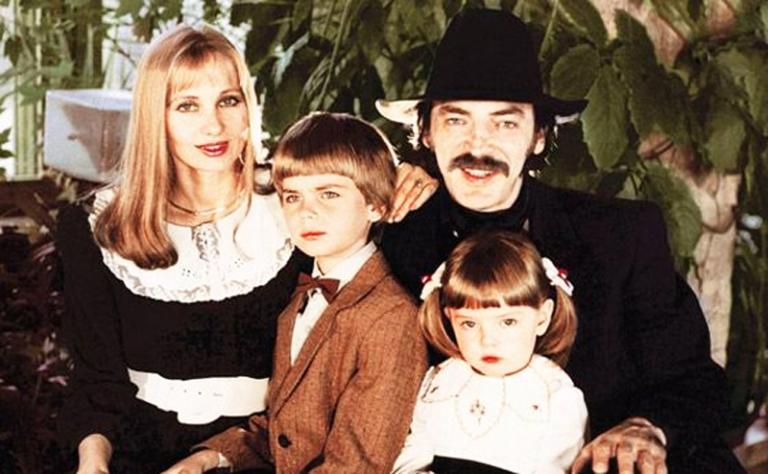 На фото: Лиза Боярская с мамой, папой и братом